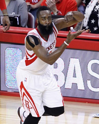 心系老东家，维尼修斯晒穿达尼洛弗拉门戈13号球衣打游戏（维尼修斯致敬旧主：穿达尼洛弗拉门戈13号球衣打游戏）