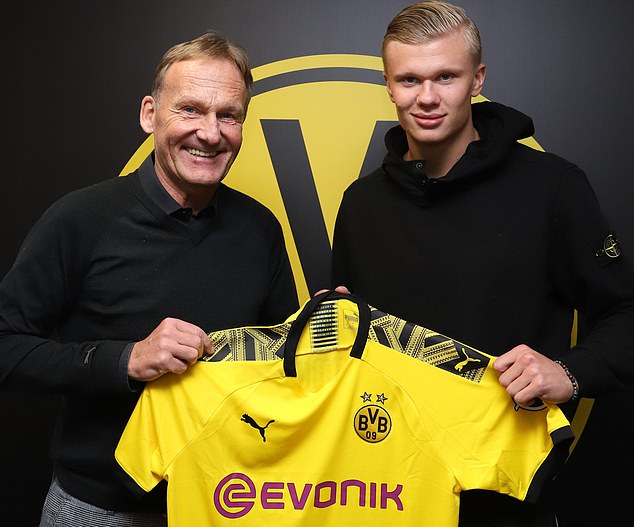 不是点球！英超官方：查洛巴撞倒戈登属护球动作，因此未判点（英超官方：查洛巴与戈登的接触系护球动作，未判点球）