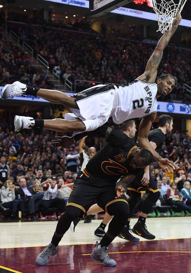NBA杯八强对阵出炉，雷霆&魔术领衔东西部（NBA杯八强揭晓：雷霆与魔术领跑东西部）