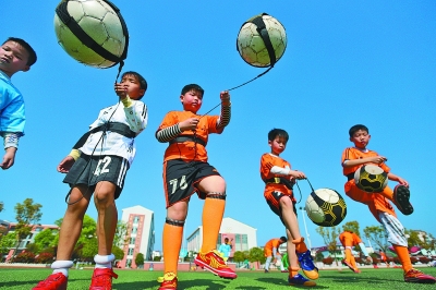 李昊桐丁文一南北半球同时开球，中国高尔夫迎来最魔幻一周（李昊桐与丁文一南北半球同日开杆，中国高尔夫迎来最魔幻一周）