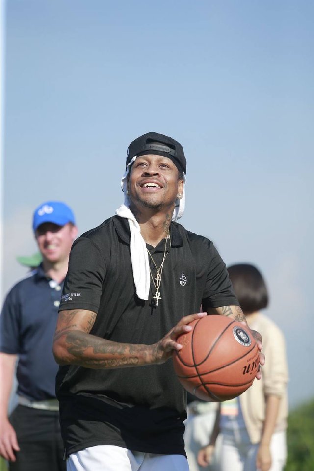 传闻：切尔西和阿森纳领跑马赛前锋罗比尼奥-瓦斯争夺战（据悉，切尔西与阿森纳在马赛前锋罗比尼奥-瓦斯的引进竞赛中占据领先）