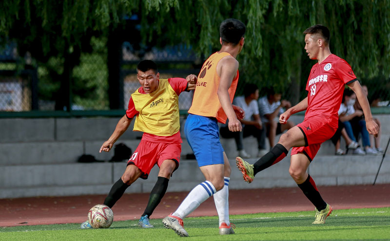 苏超南京主帅：业余球员比赛有6万多人观战，在西班牙见不到（苏超南京主帅：业余球赛观众逾6万，在西班牙罕见）