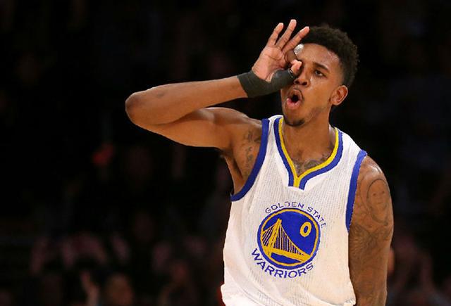 翻修球场，“连滚带爬”为的是“从从容容”（修缮球场，眼下忙乱只为日后从容）