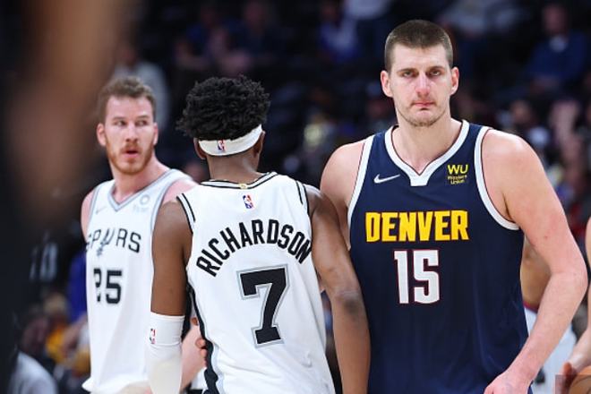 首尔主帅金基东：双线作战让球员们在体能上面临不小的挑战（金基东：双线征战给首尔球员体能带来不小压力）