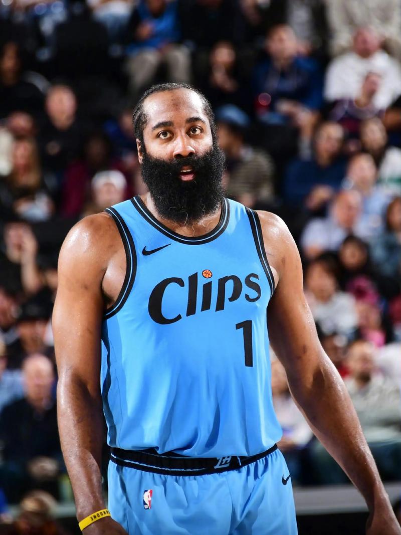 荷兰大名单：范戴克领衔；费耶诺德球员瓦伦特首次入选（荷兰公布大名单：范戴克压阵，费耶诺德的瓦伦特迎来首次征召）