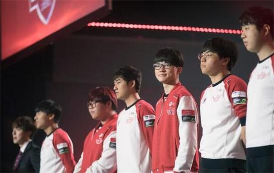 方面表现突 方面表现突